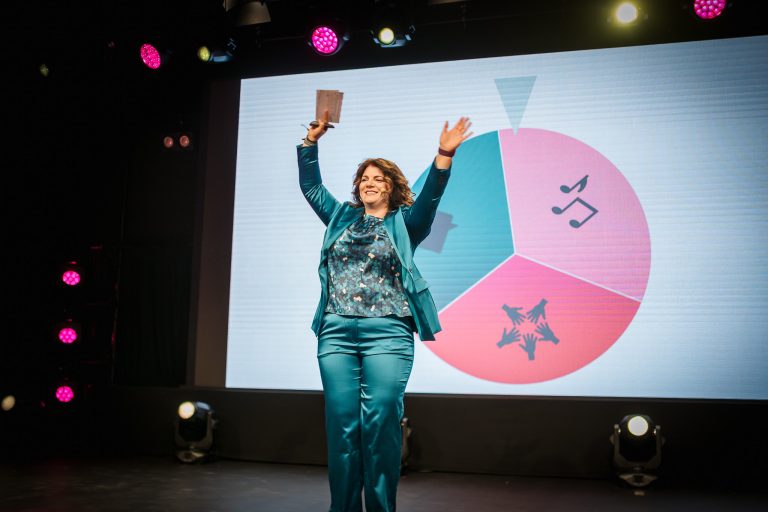 Moderation macht Tanzpause beim Grow & Shine Event