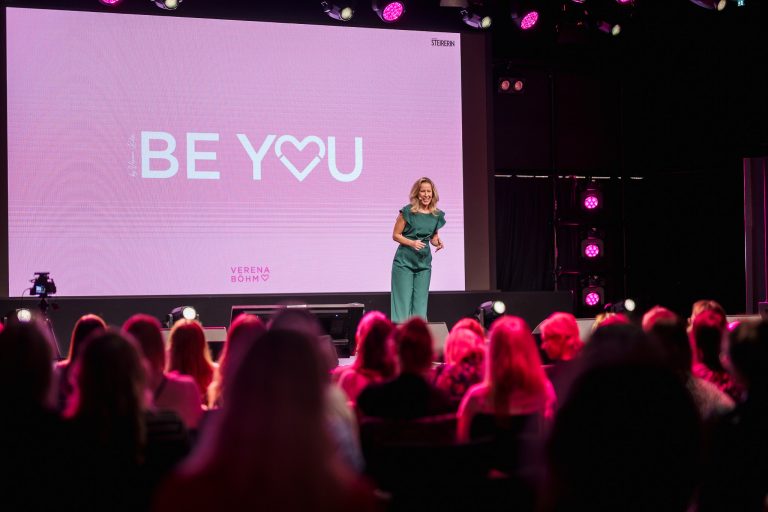 Verena Böhm auf der Bühne beim Grow & Shine Event
